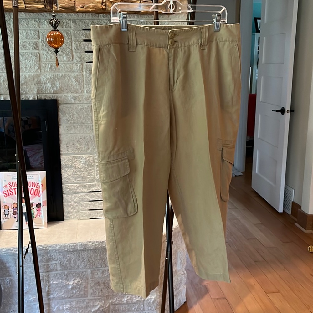Cold water Creek ladies Capris in SZ 16  cargo pockets!